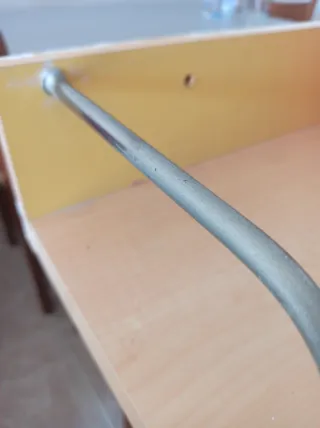 Estantería de madera y metal