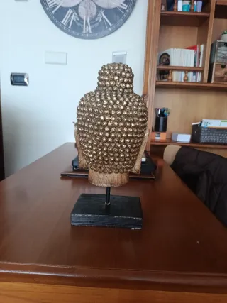 Figura de Buda de resina de madera