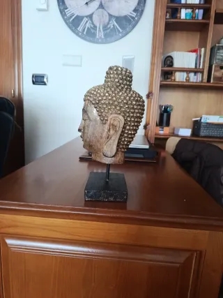 Figura de Buda de resina de madera
