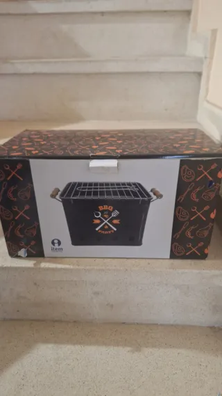 Barbacoa individual negra con asas de madera