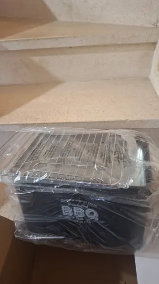 Barbacoa individual negra con asas de madera