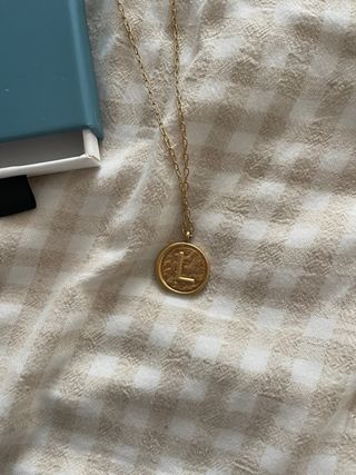 Collar dorado con inicial