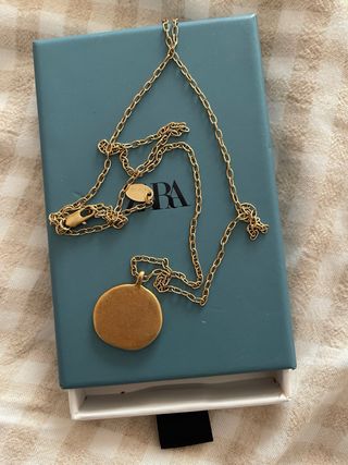 Collar dorado con inicial