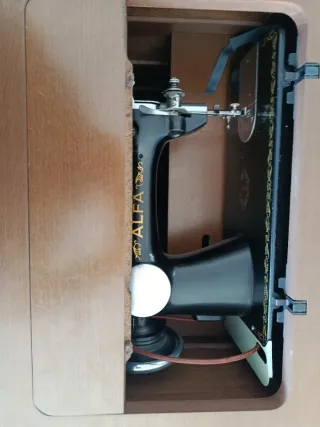 Máquina de coser Alfa antigua con mueble