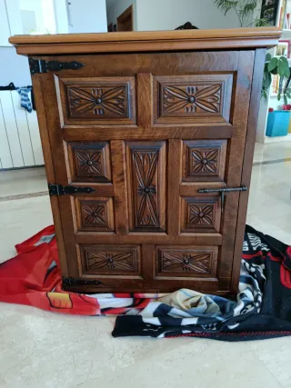 Máquina de coser Alfa antigua con mueble