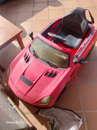 Coche eléctrico infantil rojotiene cargador y mand