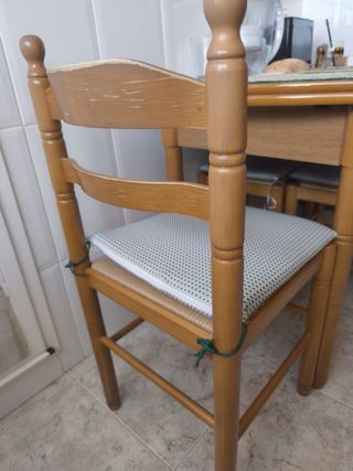 Conjunto mesa, 2 sillas y 2 banquetas