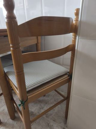 Conjunto mesa, 2 sillas y 2 banquetas