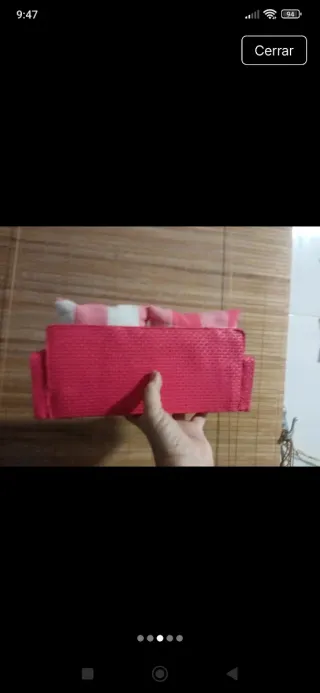 Sofá rosa a cuadros para muñecas