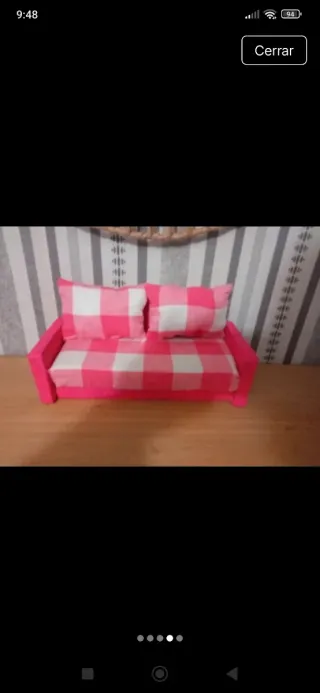 Sofá rosa a cuadros para muñecas