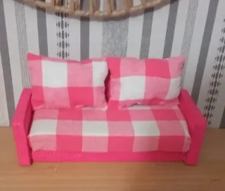 Sofá rosa a cuadros para muñecas