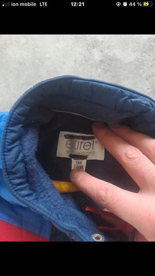 Mono de esquí azul y rojo