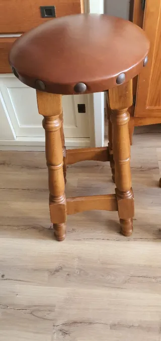 Barra de madera con 2 taburetes