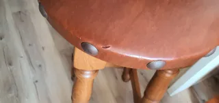 Barra de madera con 2 taburetes