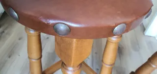 Barra de madera con 2 taburetes