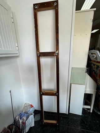 Vitrina madera maciza cristal bajo escalera