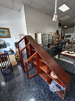 Vitrina madera maciza cristal bajo escalera