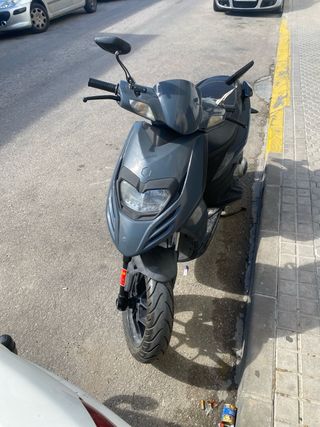 Aprilia SR Motard 125 Scooter Automática