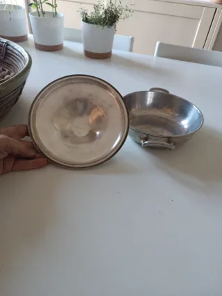 Cazuela antigua plateada con tapa