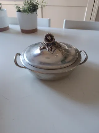 Cazuela antigua plateada con tapa