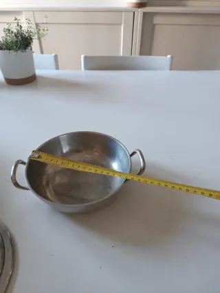 Cazuela antigua plateada con tapa