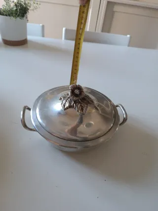 Cazuela antigua plateada con tapa