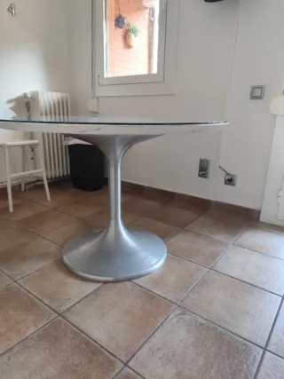 Tavolo rotondo in vetro e metallo