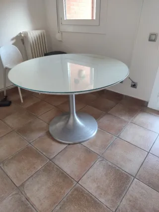 Tavolo rotondo in vetro e metallo