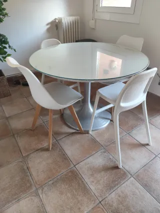 Tavolo rotondo in vetro e metallo