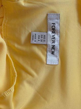 Vestido amarillo cóctel manga volante