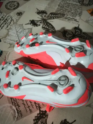 Zapatillas de fútbol Nike  pone 38 da para un 36