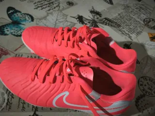 Zapatillas de fútbol Nike  pone 38 da para un 36