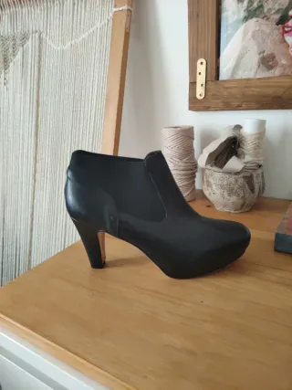 Botines de piel negros