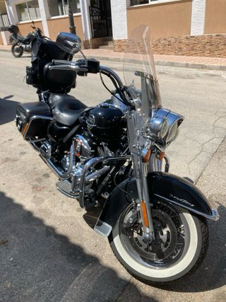 Harley Davidson Road King Negra