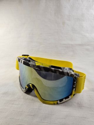 Gafas de esquí con correa amarilla