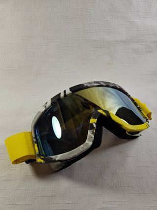 Gafas de esquí con correa amarilla