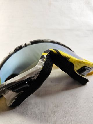 Gafas de esquí con correa amarilla