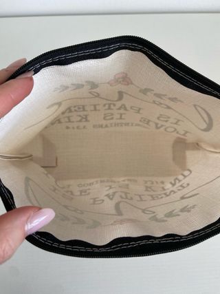 Pochette tessuto scritta Love is Patient nuova