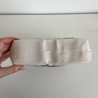 Pochette tessuto scritta Love is Patient nuova