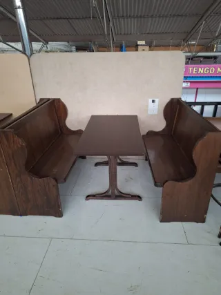 2 Mesas y 4 Bancos de Madera