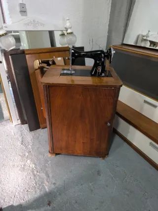 Máquina de coser antigua con mueble