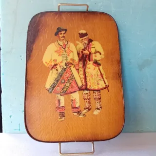 Vassoio in legno con disegno di uomini