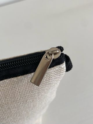 Pochette in tessuto con scritta Love