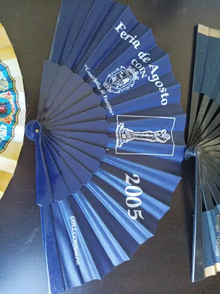 Abanicos de plástico,madera y tela multicolor