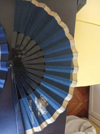 Abanicos de plástico,madera y tela multicolor