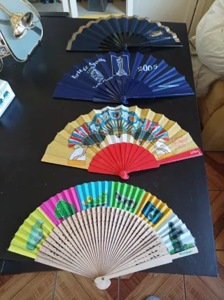 Abanicos de plástico,madera y tela multicolor