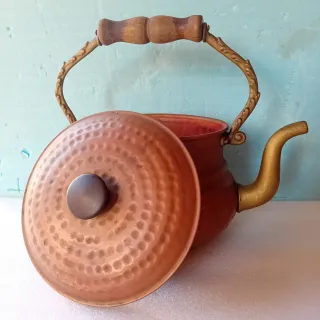 Teiera in rame con manico in legno