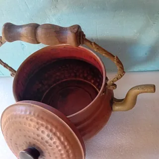 Teiera in rame con manico in legno