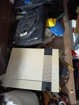 Consolas Sega Mega Drive y Nintendo NES.