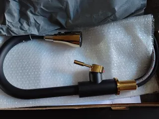 Grifo de cocina negro y dorado